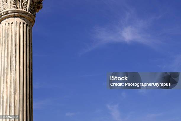 Columna Griega Foto de stock y más banco de imágenes de Arquitectura - Arquitectura, Azul, Cielo