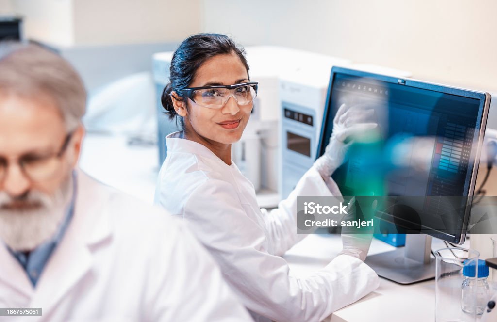 Female Scientist Working In The Lab Using Computer Stock Photo ...
