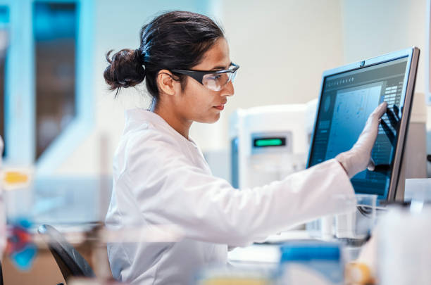 실험실에서 컴퓨터를 사용하여 일하는 여성 과학자 - technician scientist doctor female 뉴스 사진 이미지