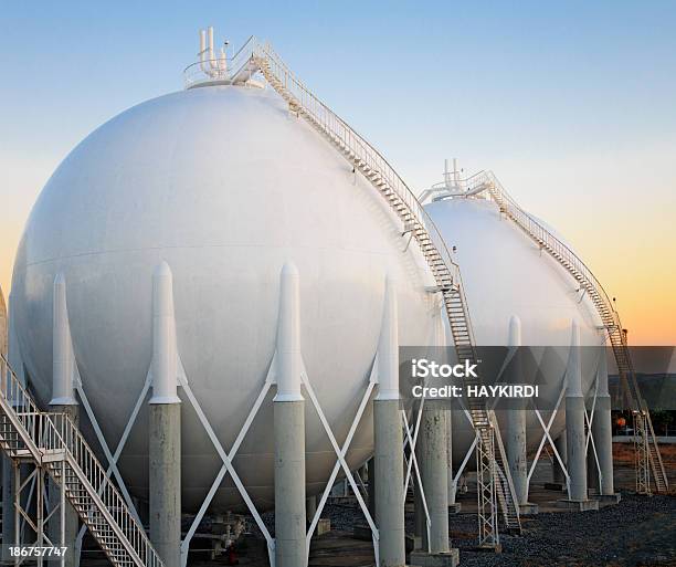 Foto de Refinaria Área Tanques De Armazenamento e mais fotos de stock de Abastecer - Abastecer, Abstrato, Bola de Fogo