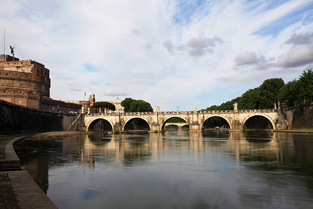 san angelo bridge - bernini castel fort tiber river fotografías e imágenes de stock