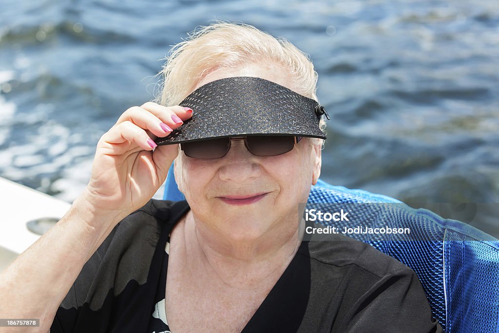 Frau sitzt auf einem Boot auf dem Wasser - Lizenzfrei Aktiver Lebensstil Stock-Foto