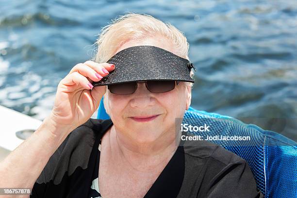 Frau Sitzt Auf Einem Boot Auf Dem Wasser Stockfoto und mehr Bilder von Aktiver Lebensstil - Aktiver Lebensstil, Aktiver Senior, Alter Erwachsener