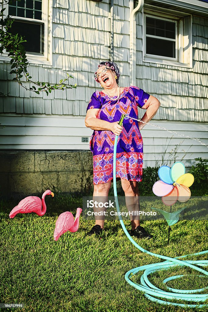 Rire Granny arroser la pelouse - Photo de Bizarre libre de droits