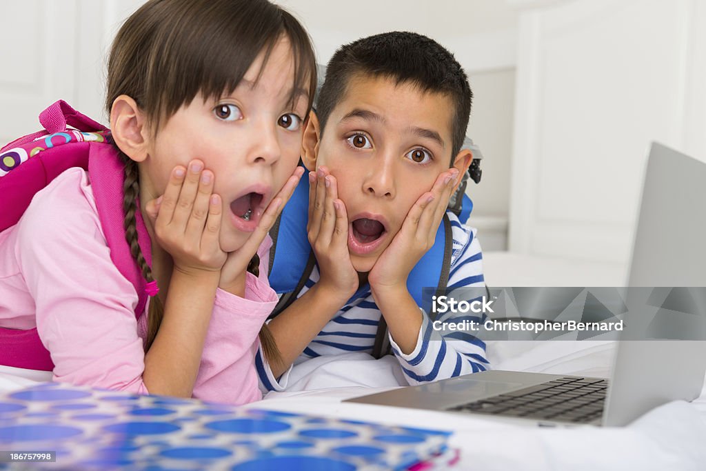 Junge Jungen und Mädchen mit schockiert Gesichtsausdruck - Lizenzfrei Mädchen Stock-Foto