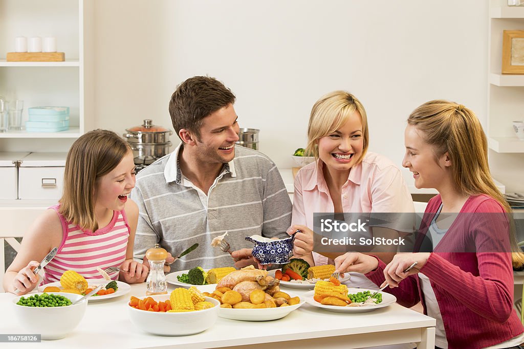 Dîner en famille - Photo de Adulte libre de droits