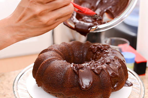 шоколадный кекс-кольцо десерт с мокрой glaze - chocolate cake dessert bundt cake стоковые фото и изображения