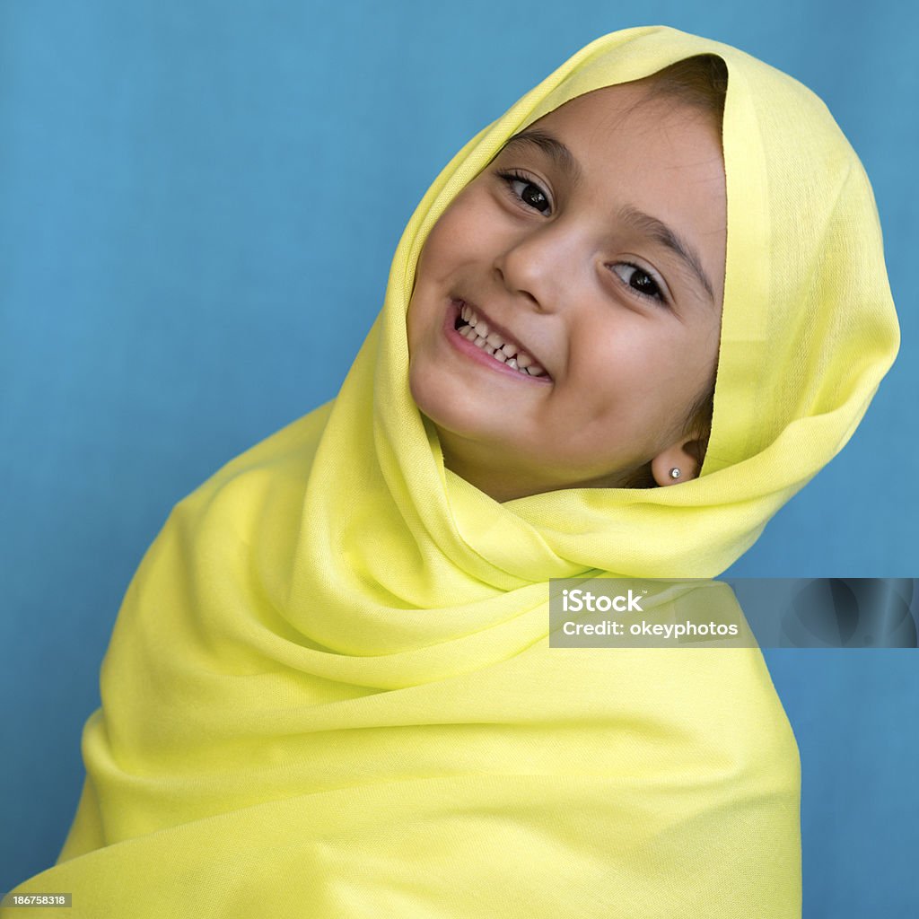 Jovem Menina muçulmana - Foto de stock de Amarelo royalty-free