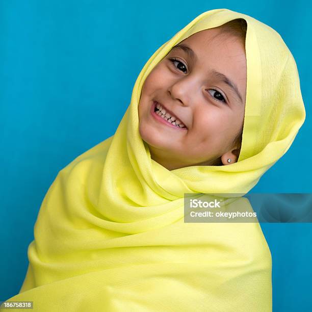 Foto de Jovem Menina Muçulmana e mais fotos de stock de Amarelo - Amarelo, Fundo azul, Islã