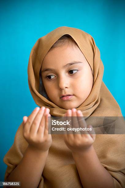 젊은 이슬람교도 여자아이 기도하기에 대한 스톡 사진 및 기타 이미지 - 기도하기, 아이, 이슬람교