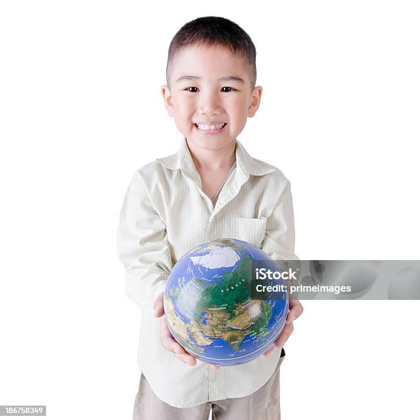 Foto de Criança Segurando A Terra Em Um Fundo Branco e mais fotos de stock de Globo terrestre - Globo terrestre, Asiático e indiano, Cultura do Leste da Ásia