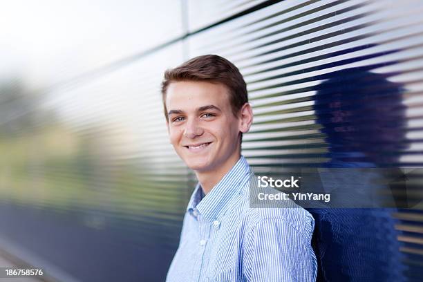 Cabeza Y Hombros Retrato De Feliz Sonriente Joven Hombre Foto de stock y más banco de imágenes de Adolescente