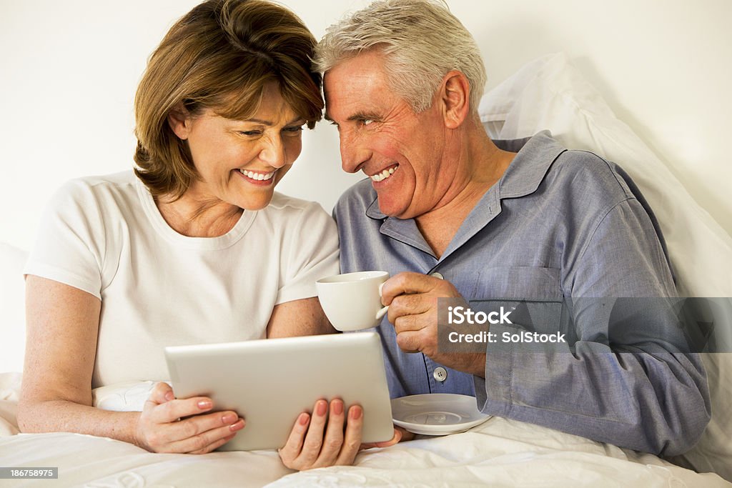 Ältere Paar mit Laptop im Bett - Lizenzfrei 60-69 Jahre Stock-Foto