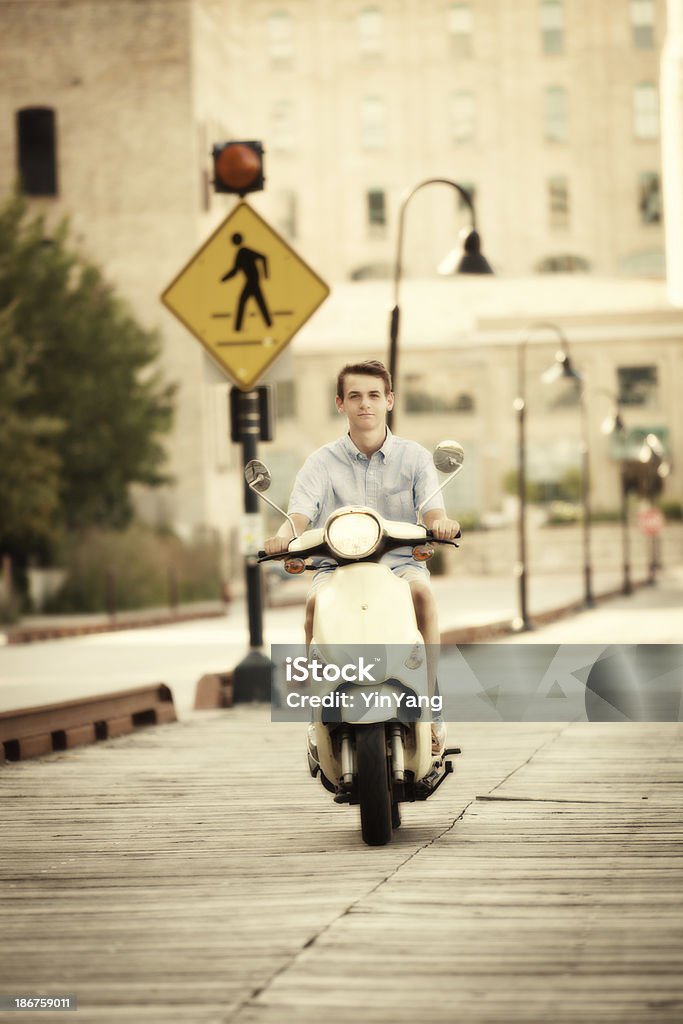 Young Teen Boy en motoneta Mped en Urban City Street - Foto de stock de 16-17 años libre de derechos