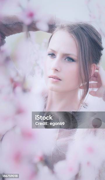 Retrato De Mujer De Resorte Foto de stock y más banco de imágenes de 20-24 años - 20-24 años, A la moda, Adulto