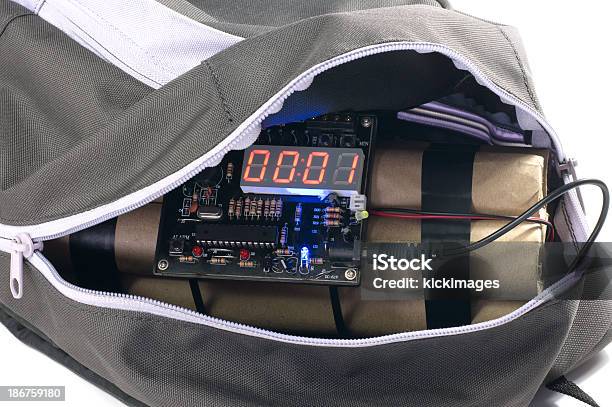 Bombarelógio Na Mochila - Fotografias de stock e mais imagens de Abrir - Abrir, Fundo Branco, Mochila - Saco