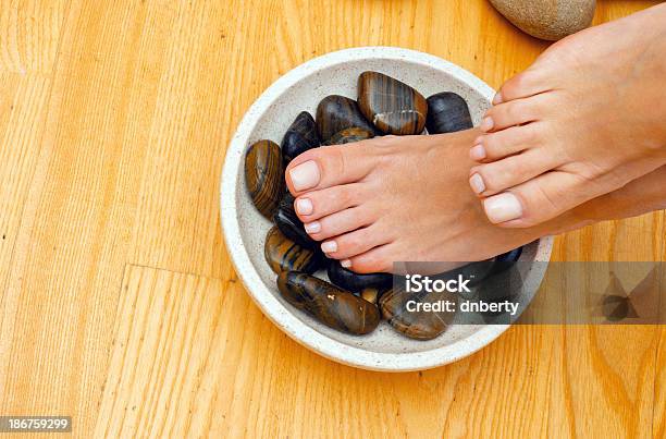 Foto de Femininos Pés Em Tratamento De Spa e mais fotos de stock de Adulto - Adulto, Aromaterapia, Beleza