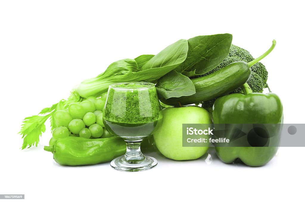 다양한 신선한 채소 및 녹색 주스 흰색 바탕에 흰색 배경 - 로열티 프리 0명 스톡 사진