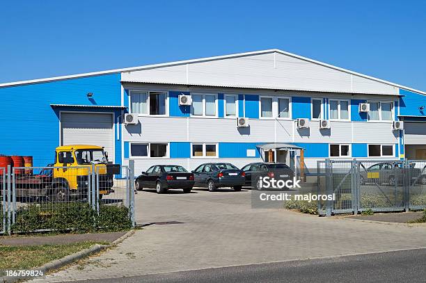 Almacén Y Edificio De Oficinas Foto de stock y más banco de imágenes de Abierto - Abierto, Aire libre, Almacén de distribución