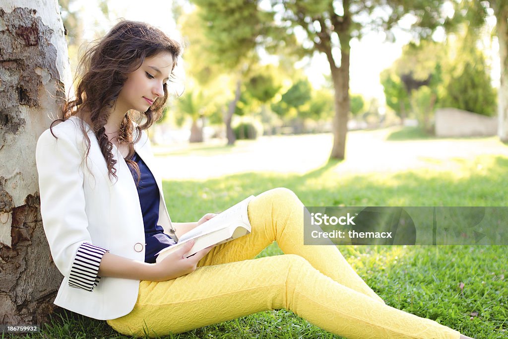 Menina adolescente ler livro - Royalty-free 20-24 Anos Foto de stock