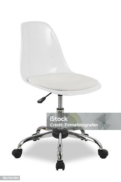 Moderna Silla De Oficina Aislado Foto de stock y más banco de imágenes de Asiento - Asiento, Blanco - Color, Cómodo - Conceptos