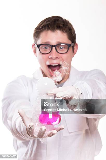 Perigo De Reacção Química - Fotografias de stock e mais imagens de 20-24 Anos - 20-24 Anos, Acidente - Conceito, Adulto