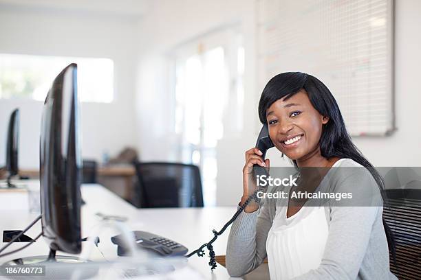 Afrikanischer Fuß Des Kundenservicemitarbeiter Stockfoto und mehr Bilder von Afrika - Afrika, Afrikanischer Abstammung, Am Telefon