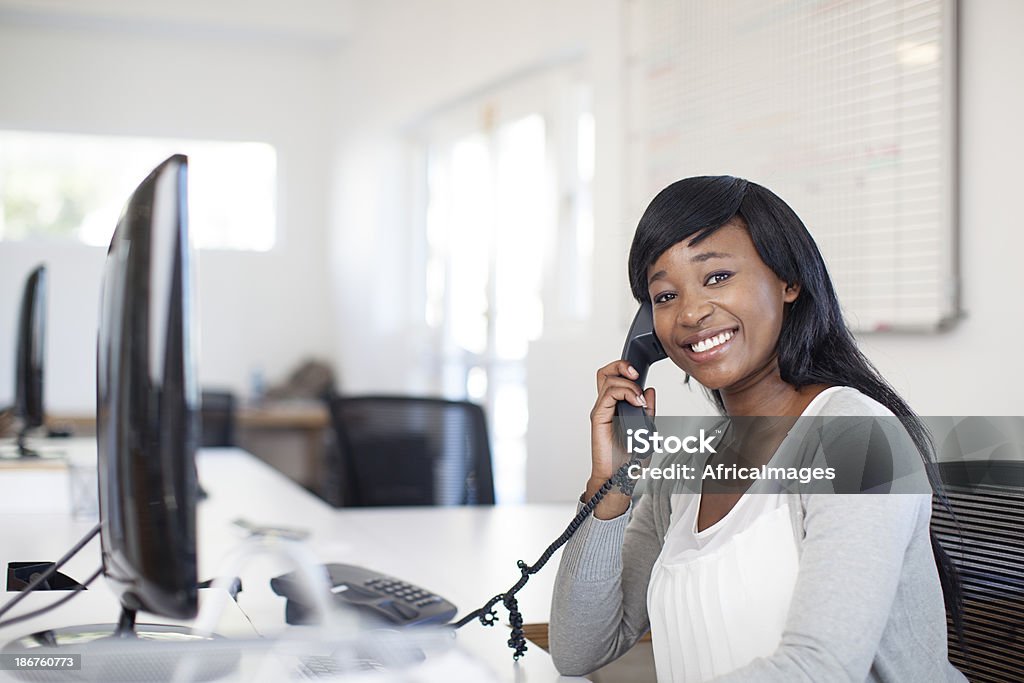 Afro-Figurinista representante de serviço. - Foto de stock de Adulto royalty-free