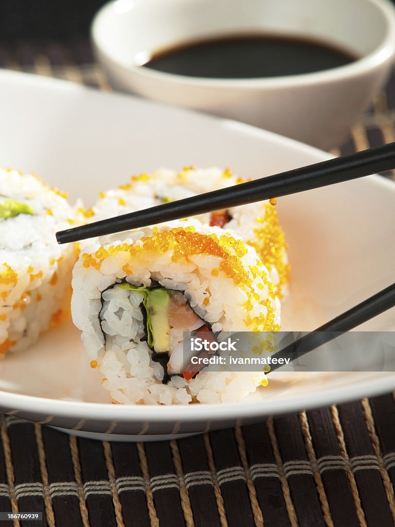Uramaki sushi - Zbiór zdjęć royalty-free (Bez ludzi)