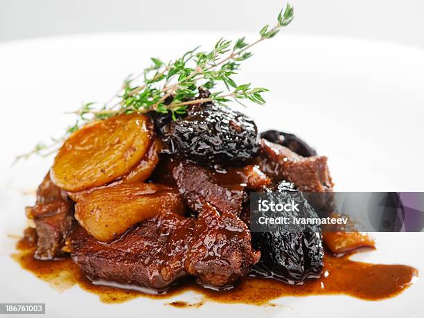 La Carne De Ternera Con Frutas Secas Foto de stock y más banco de imágenes de Alimento - Alimento, Alimentos cocinados, Carne