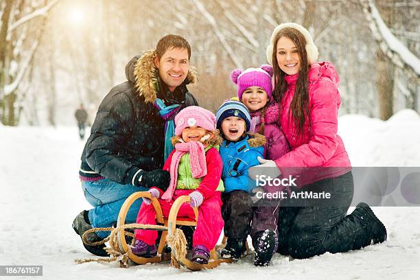 Familie In Winter Park Stockfoto und mehr Bilder von Aufregung - Aufregung, Familie, Schlitten - Freizeitausrüstung