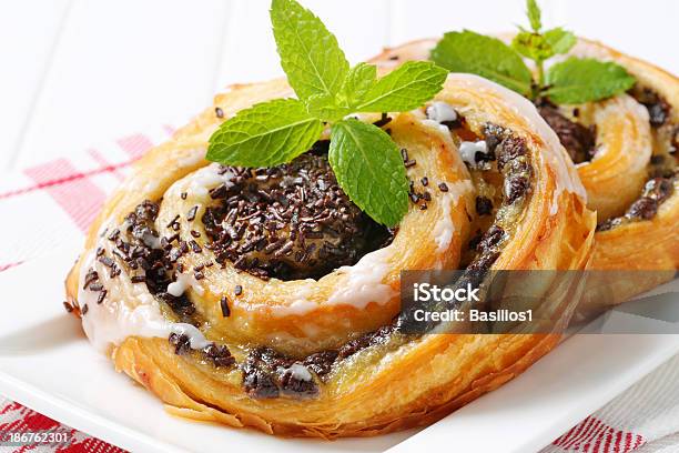 Lumaca Di Dolci Al Cioccolato - Fotografie stock e altre immagini di A quadri - A quadri, Bianco, Brioche - Dolci