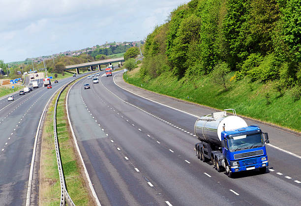 cysterna do przewozu mleka dostawy - milk tanker obrazy zdjęcia i obrazy z banku zdjęć