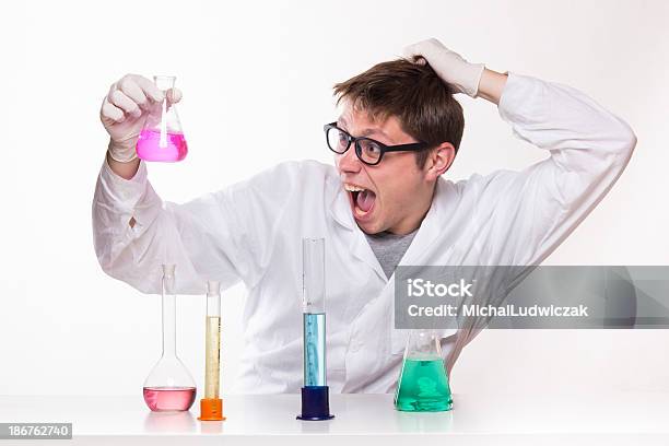 Descoberta De Química - Fotografias de stock e mais imagens de Adulto - Adulto, Aluno da Universidade, Analisar