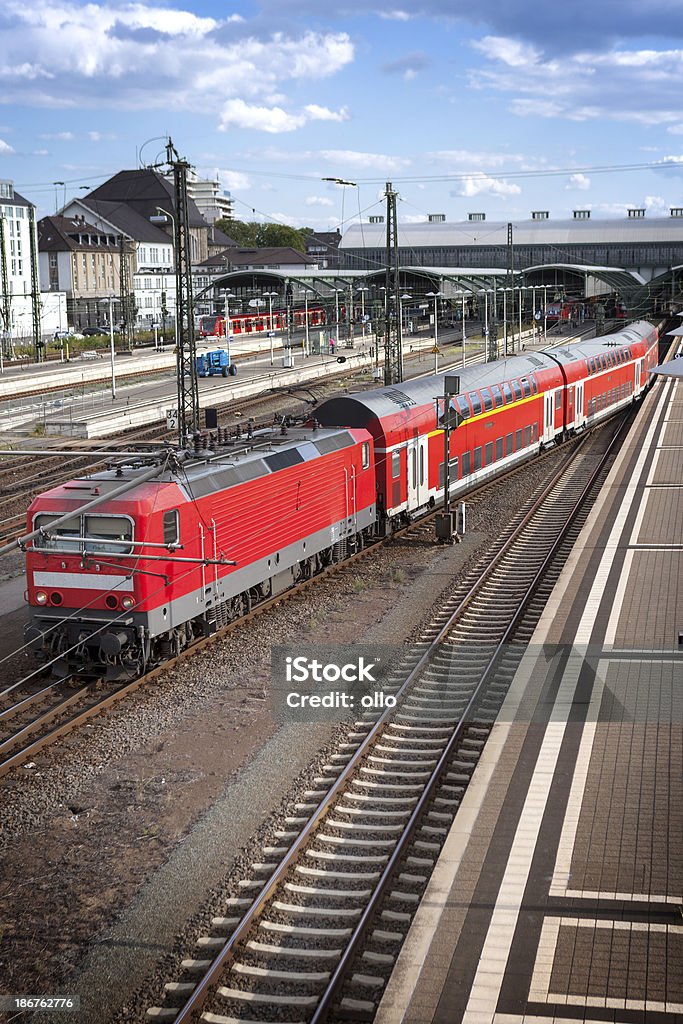 Andén de estación de tren, salir de tren - Foto de stock de Acero libre de derechos