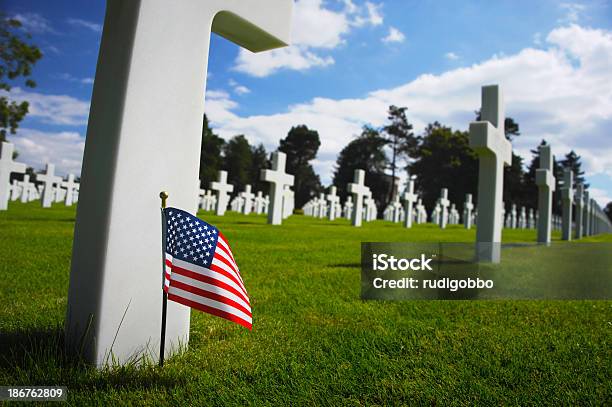 Cimitero Americano - Fotografie stock e altre immagini di Monumento commemorativo - Monumento commemorativo, Sbarco in Normandia, Bandiera degli Stati Uniti