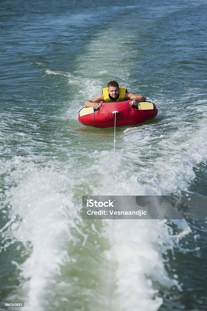 젊은 남자 수상 스포츠를 즐길 수 있는 - 로열티 프리 강 스톡 사진