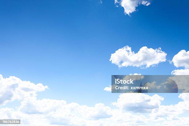 Blu Sky - Fotografie stock e altre immagini di Ambientazione esterna - Ambientazione esterna, Ambientazione tranquilla, Ambiente