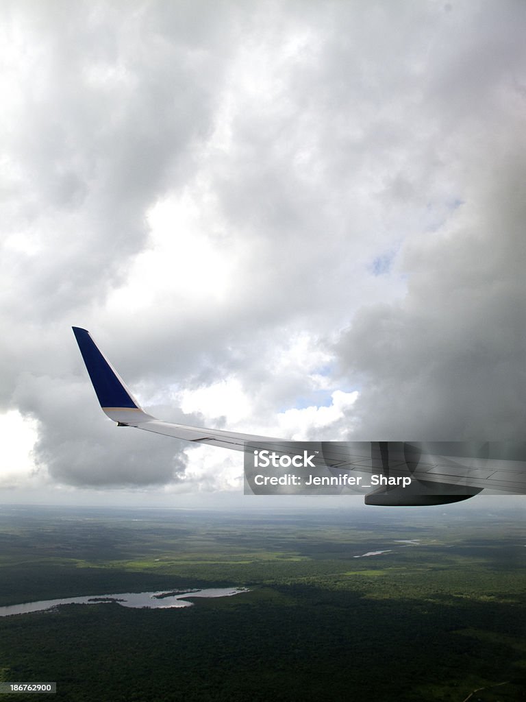 Regardant à travers l'avion fenêtre nuages - Photo de Affaires internationales libre de droits