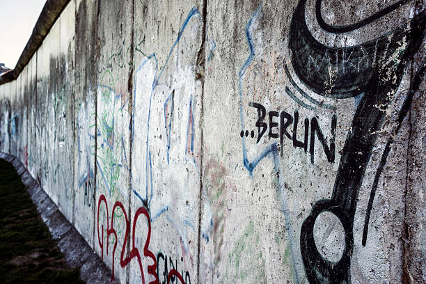 muro di berlino in germania bernauer street - east germany berlin germany graffiti wall foto e immagini stock