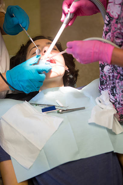 jovem mulher ficando um preenchimento - mouth open dental drill holding doctor - fotografias e filmes do acervo