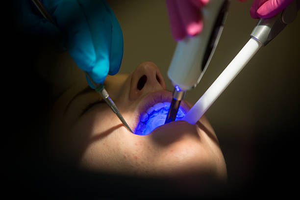 mujer joven obtener un llenado - mouth open dental drill holding doctor fotografías e imágenes de stock