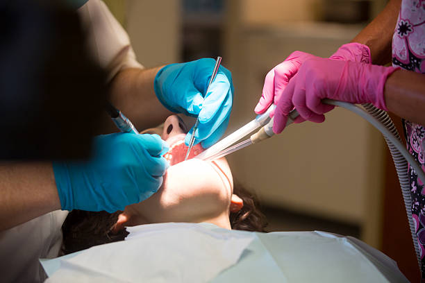 mujer joven obtener un llenado - mouth open dental drill holding doctor fotografías e imágenes de stock