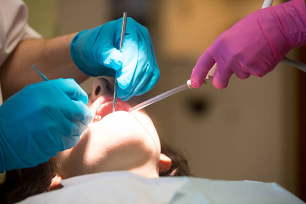 mujer joven obtener un llenado - mouth open dental drill holding doctor fotografías e imágenes de stock