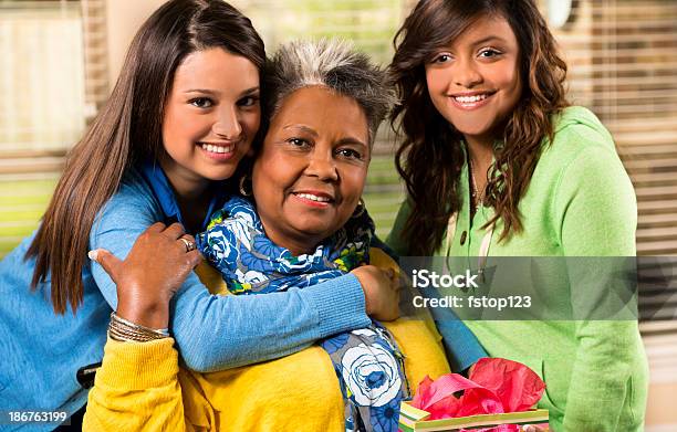 Mulheres Jovens Sorriso E Postura Com Mulher Idosa - Fotografias de stock e mais imagens de Família - Família, Apoio, Capacidades diferentes
