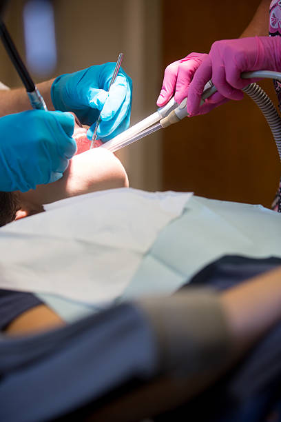 mujer joven obtener un llenado - mouth open dental drill holding doctor fotografías e imágenes de stock