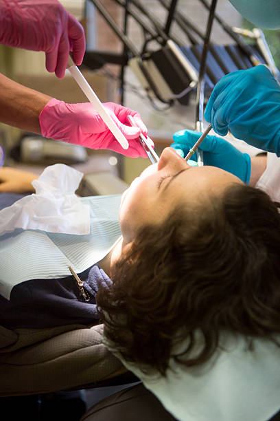 jovem mulher ficando um preenchimento - mouth open dental drill holding doctor - fotografias e filmes do acervo