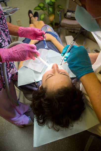 jovem mulher ficando um preenchimento - mouth open dental drill holding doctor - fotografias e filmes do acervo