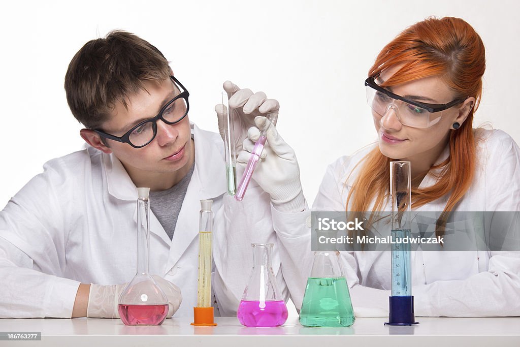 Studenti di chimica - Foto stock royalty-free di 20-24 anni