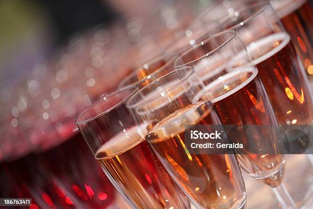Champagne - Fotografias de stock e mais imagens de Alto-Contraste - Alto-Contraste, Ao Ar Livre, Bebida